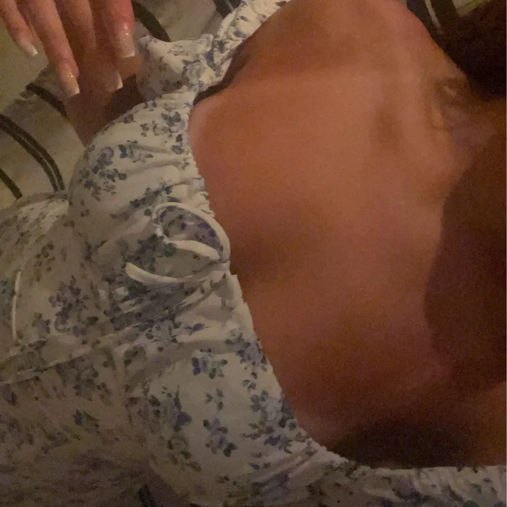 Blommig klänning köpt från Shein, aldrig använd endast prövad, sitter jätte fint 🌸. Mekot.