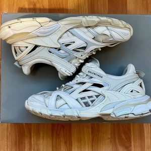 Balenciaga sneakers i beige - Balenciaga Tracks 2 då dom ej används längre skorna är lite använda därav sätter jag ett lägre pris, nypris 900 eu