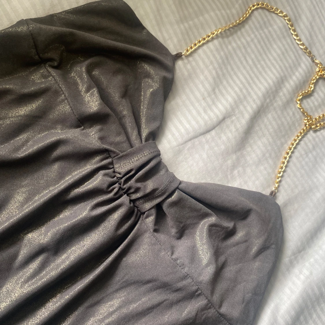 Svart glittrig halterneck topp med guldkedja - 92