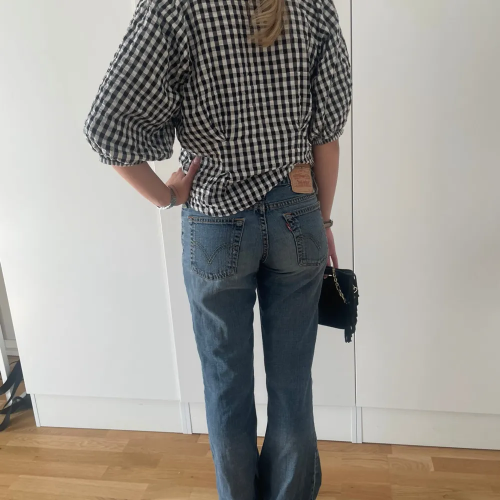 Säljer dessa snygga blåa Levis jeans. 🌟 Jag är 167 för referens🌟 Skriv vid funderingar eller frågor🌟 Bootcut och low waist jeans🌟. Jeans & Byxor.