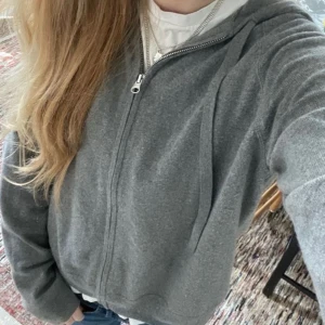 Kashmir zip-hoodie - Säljer denna grå supermjuka koftan i Kashmir💕 nypris är ca 700kr och är i fint skick så säljer för 450kr. I storlek M men sitter som vanligt på mig som brukar ha xs/s. Mysig att ha hemma men även snygg och passar till mycket!