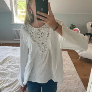 Fin blus  - Söt blus från zara, helt oanvänd💕 passar perfekt med ett par blå jeans.