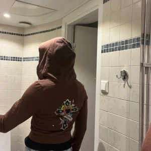  Snygg hoodie ❤️‍🔥 -  Köpte för  800 Den är inte riktigt min stil längre så jag vill sälja, men den är jättebra skick och bara används några gånger💗