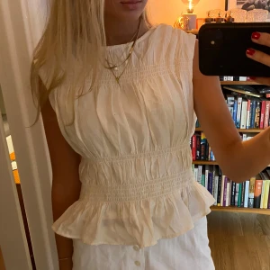 Vit topp - Populär vit topp från hm🤍 helt ny och oanvänd!