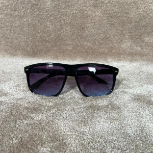 ”Rayban Boyfriend” - Tillbaka igen med dessa identiska solglasögon som liknar rayban boyfriend vilket är en väldigt eftertraktad modell. brillorna är väldigt högkvalitativa till sitt pris samt med uv skydd 400!(FRAKTAR INOM 12 TIMMAR!) 💬Skriv vid minsta intresse!💬 