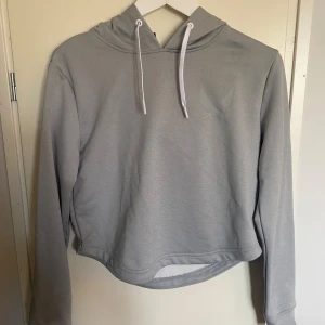 Träningshoodie - Superskön träningshoodie från Soc-stadium. Några få noppor men annars fint skick. Storlek s. Skriv vid frågor eller fler bilder💕