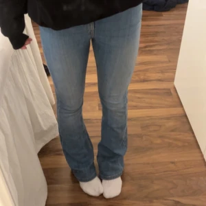low/mid waist mörkblå jeans - storlek 158, passar mig som brukar ha XS. köpta för kanske 1/2 år sen men fortfarande fint skick.