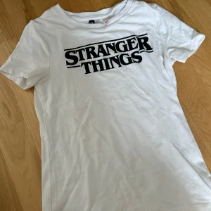 Stranger Things tshirt  - Stranger Things tshirt från HM. Perfekt till ett fan eller en samlare! 🤍