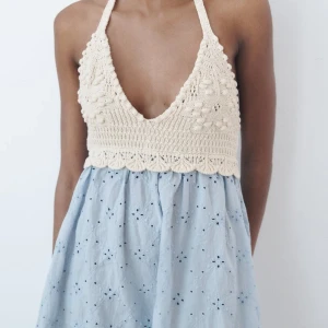 Zara klänning  - Halterneck klänning från Zara, helt ny med prislappen kvar. Nypris var 429kr 