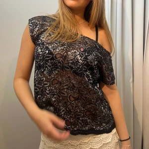 Glittertopp - En snygg glittrig topp i blommigt mönster! Aldrig använd och är därför i nyskick😍Storleken är M men den sitter bra på mig som är en XS/S.