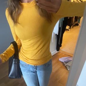 Långärmad tröja - Gul/orange långärmad tröja 🧡