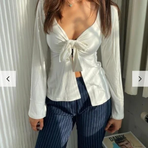 Vit Maddy Blouse DesignbySi - Säljer denna superfina och stort eftertraktade vita långärmade blus med knytning framtill från Design By Si. Den är köpt vintern 2023 och är i storlek XS/S. Inga tecken på användning. Skriv privat för fler bilder❤️