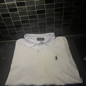 Ralph lauren piké  - Säljer denna tvär feta Ralph lauren pikén som är inte använd! Passar perfekt att ha nu i sommar eller under en tjocktröja till vintern! Pris går att diskutera! Skriv vid minsta fundering!