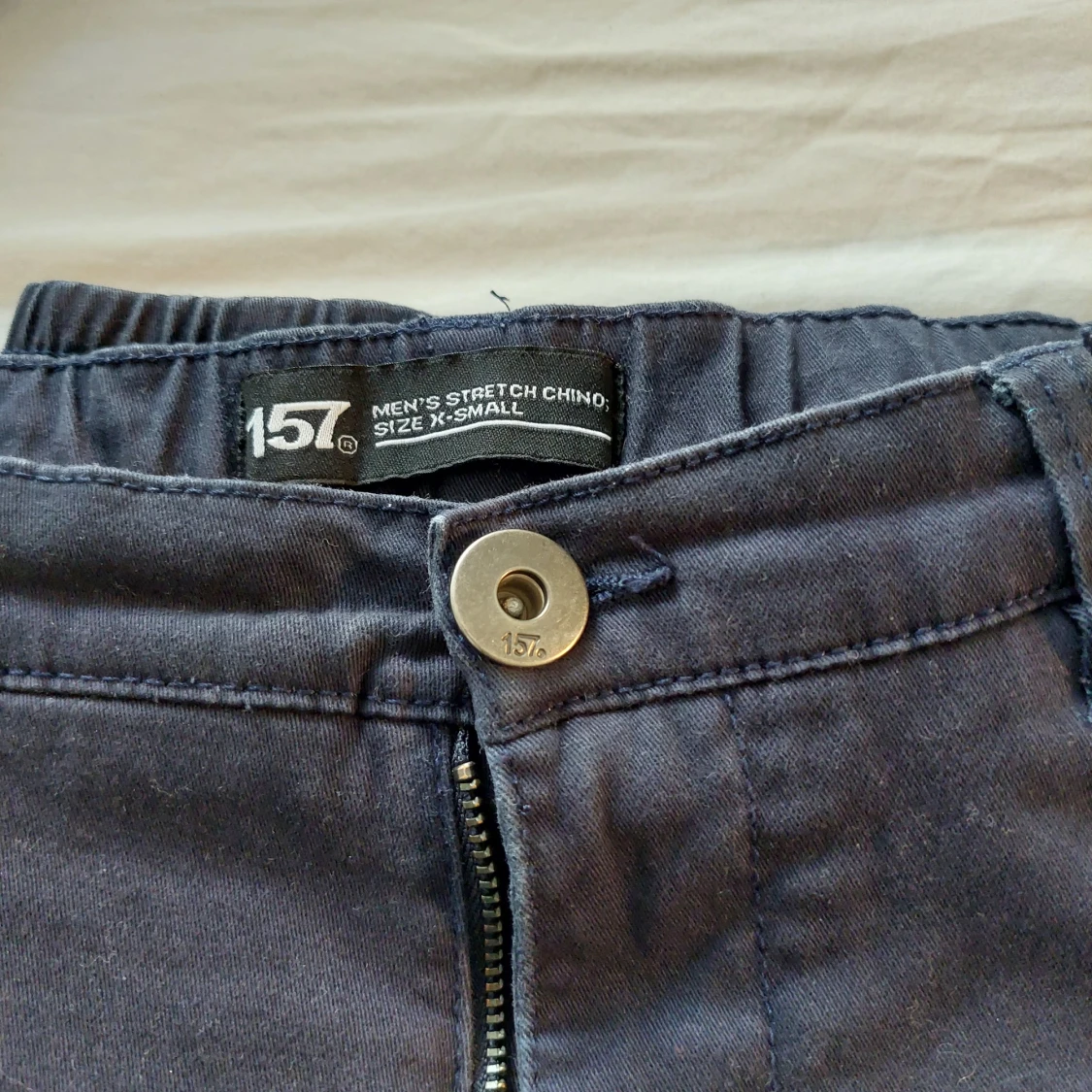 Mörkblå stretch chinos