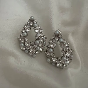Lilly & Rose örhängen  - Säljer ett par superfina örhängen från Lilly & rose ”Alice Pearl” de är formade som droppar. Ger verkligen en lyxig känsla. Perfekta för fest eller andra speciella tillfällen. de är helt nya och går för 599 i butik/hemsidan✨