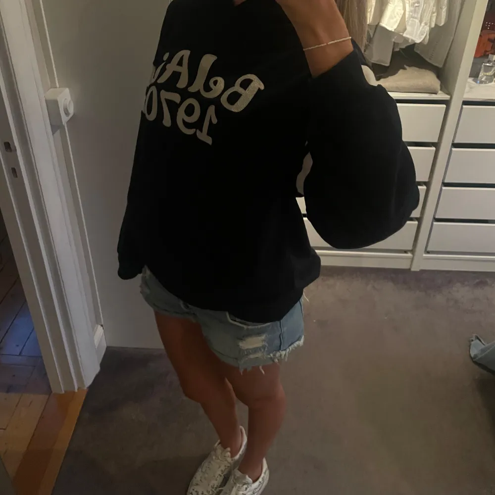 Jättecool hoodie från zara. Mörkblå med vita detaljer. Hoodies.