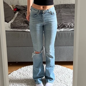 Ljusblå jeans med slitningar - Säljer ett par ljusblå jeans som endast blivit använda ett fåtal gånger och därmed är i väldigt bra skick. Jeansen sitter mer som storlek 32 då de är ganska tajta på mig, som vanligtvis har storlek 34 i byxor💗