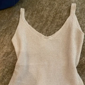 Glittrigt stickat linne  - Köpt i spanien skulle tippa på storlek s :))