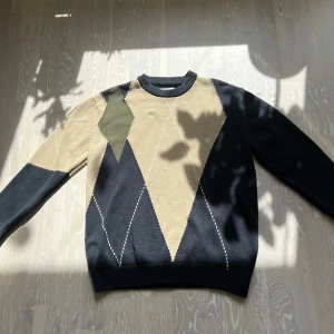 Svart och beige stickad tröja från These Glory Days - En stickad tröja från These Glory Days i super bra skick! fel storlek för mig så använd fåtal gånger.