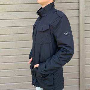 J. Lindeberg Jacka - Hej! Säljer en J. Lindeberg i jätte fint skick i storlek M. Nypriset på jackan är cirka 3000kr. Seriösa köpare kan få fler bilder. Priset kan diskuteras vid snabb affär.