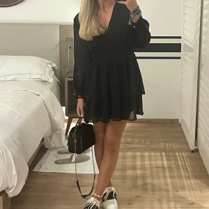 Svart klänning  - Söt svart klänning från Zara. Köpt för ett tag sedan men knappt använd 