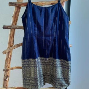 100% siden klänning - Knappt använd siden klänning med snören som man kan knyta.