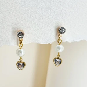 Handgjorda örhängen  - Handgjorda örhängen●Följ :@ekjewelryofficial🤲 ● 💎Material- silverpläterad metall, pärlor och zirconia ●Örhängeskrokar -Hypoallergen metall. Nickel fri. Längd -2,5cm 