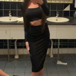 Matchande sett med kjol och långärmad topp - Använd två tillfällen och är i väldigt fint skick. Kan skicka egna bilder om det önskas. 