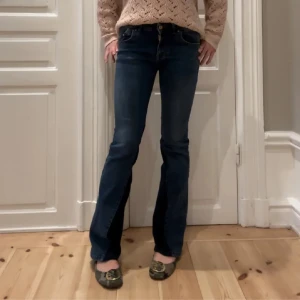 Ltb jeans  - Säljer dessa ascoola utsydda ltb jeans, bootcut⚡️Midjemåttet rakt över är cirka 31cm, men de är ganska stretchiga och går att stretcha ut ända till 39cm⚡️