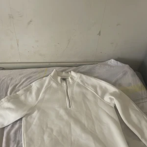 Half zip -  Min half zip är en tröja med en halv dragkedja framtill. Den är stilren och praktisk och har använts endast några gånger. Jag vill sälja den eftersom den är för liten för mig,