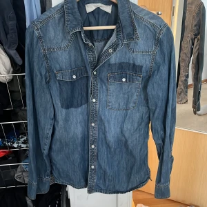 Jeans skjorta  - Jeans skjorta i jätte bra skick från Adrian Hammond i storlek L