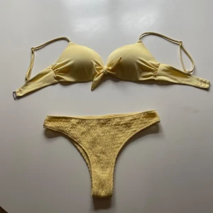 Gul bikini  - En superfin gul bikini som är använd ett fåtal gånger. 