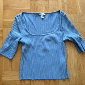 T-shirt HM - Använt skick men fortfarande bra. Något längre ärm för en tshirt