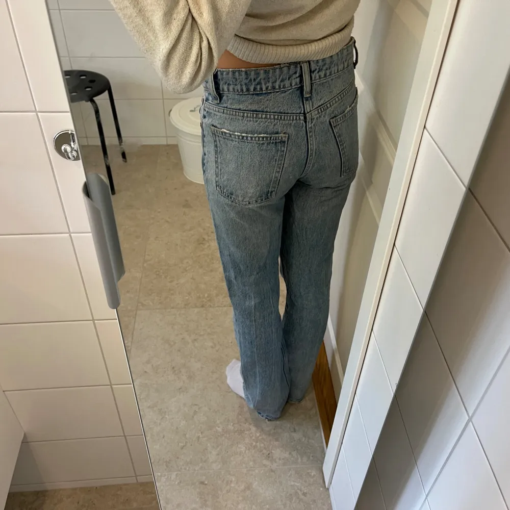 Jeans från zara med medelhög midja. . Jeans & Byxor.