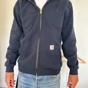 Carhartt hoodie - Snygg hoodie i bra skick med inget slitage.  Storlek M, loose fit