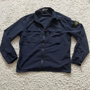 Stone island windbreaker - Denna Stone windbreaker i topppwn skick använd några fåtal gånger (9/10). Köpt på Nk i Stockholm. Hör av dig vid funderingar och pris kan diskuteras mvh Malte