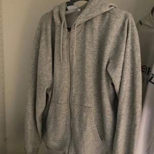 Säljer denna gråa zip hoodie då den är för stor för mig. Använd under 5 gånger så bra skick.