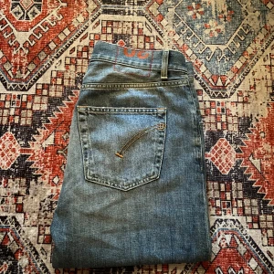 Dondup jens  - Säljer ett par dondup jens i storlek 30.  Dom är helt nya.(endast testade) Ny pris 3000kr. Modellen är Ervin. 