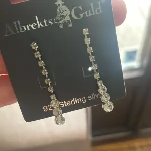 Örhängen med diamant från Alberts guld❤️