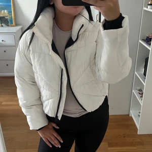Stradivarius jacka!  - Super fint skick, vit puffer jacka och kommer ej till använd mer. 
