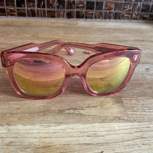 Chimi 08 rosa med spegelglas - Supercoola stora rosa Chimi 08 solglasögon med spegelglas, liten svart repa som jag personligen inte störs utav men därav det låga priset, nypris ca 1300kr