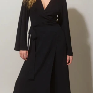 Wrapped dress - Från Gina i storlek 36, superfin endast använd en gång. Den var för stor för mig