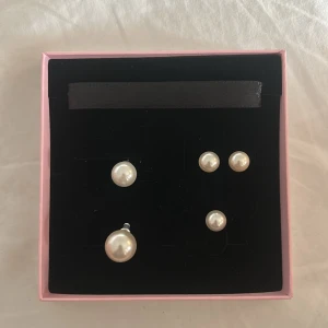 Pärlörhängen - Ekblads örhöngen i olika storlekar. Finns endast en av den största och en av den mellersta storleken och 3 av den minsta storleken.  40 kr/st