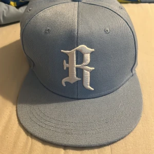 Snygg blå keps - Jag har aldrig använt kepsen köpte kepsen för 500kr