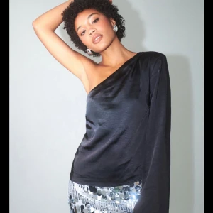 Gina topp - Svart one sholder topp från Gina ❤️