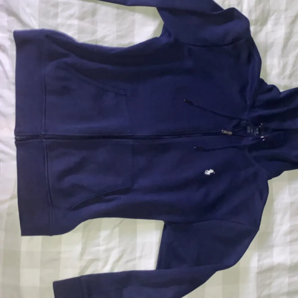 Hej Säljer denna Ralph lauren zipup hoodie i Navy blå (XL) Inge fel på den.. Hoodies.