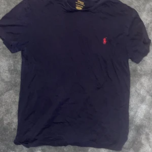 Ralph lauren t shirt - Marinblå bra skick