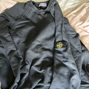 Stone island crewneck - Säljer för att den inte riktigt passar min stil längre 14 y storlek 9/10 skick inga defekter bara att den blivit lite tvättfärgad använd ksk 15 gånger Max köpt för 2099 på nk gbg hör av dig med minsta lilla fundering!