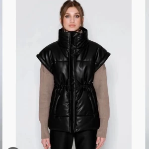 Skinnväst - Säljer denna supersnygga skinnväst från LXA the label då den tyvärr inte kommer till användning. Använd ett fåtal gånger.