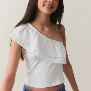 One shoulder topp - Säljer min vita topp från Gina i storlek 158/164 nypris: 189kr mitt pris: 99kr ❤️ använd några gånger och har några defekter bak ❤️ skriv om ni är intresserade 